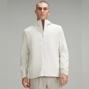 men's Lululemon Warp Light Packable Jacket.
Color bone 
Size xs